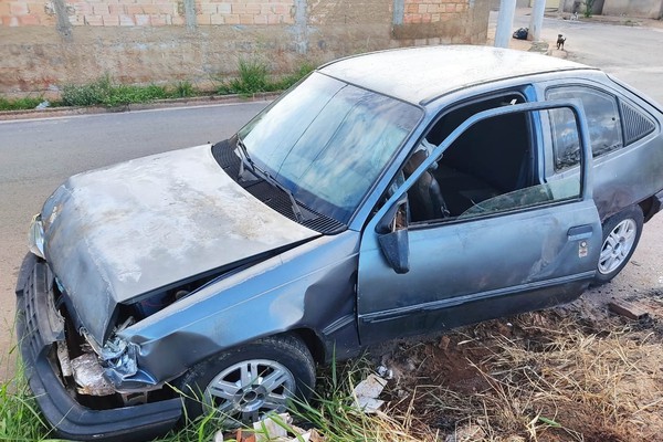 Motorista embriagado dorme em cima do carro após bater em caminhão e acaba preso