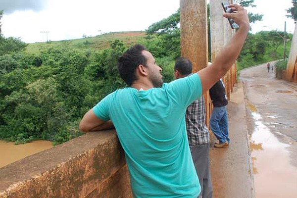 Fotos antigas viralizam em redes sociais e patenses vão conferir nível do Rio Paranaíba