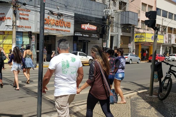 Comércio adota horário especial de funcionamento em virtude do período natalino em Patos de Minas