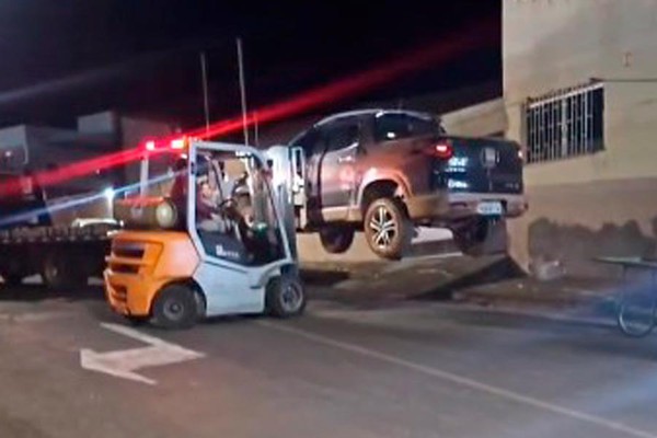PM explica uso de empilhadeira para remoção de veículos irregulares durante a Fenamilho