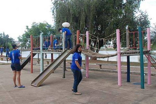 Comunidade pede e jovens aprendizes revitalizam parquinho da Lagoa Grande