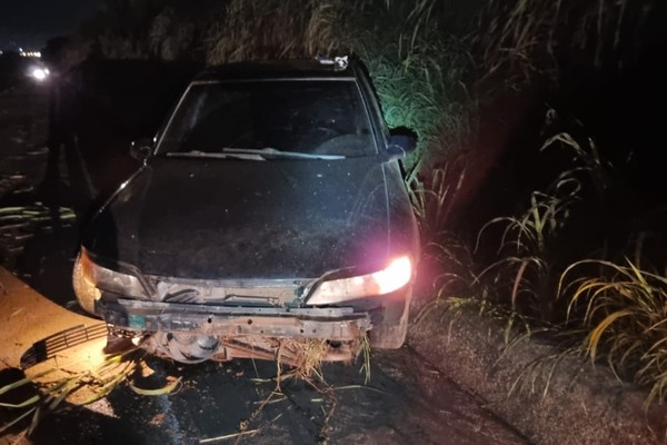 Condutor inabilitado e com sintomas de embriaguez bate em barranco após perder roda do carro em Patos de Minas