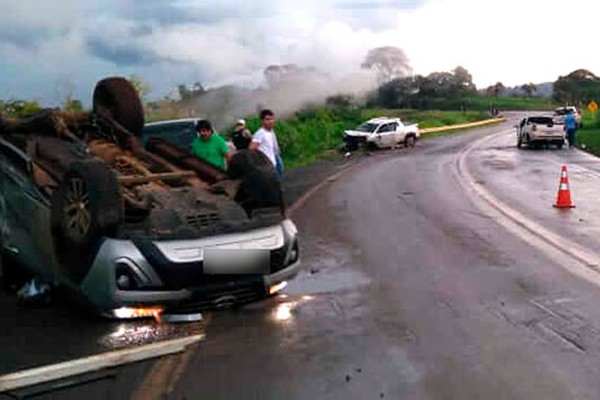 Acidente envolvendo três veículos deixa quatro pessoas feridas em curva da BR 354