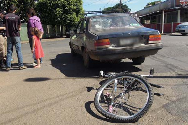 Ciclista avança parada, bate em veículo e é socorrido com ferimento na cabeça