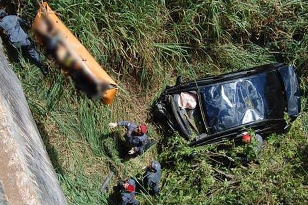 Veículo bate em mureta, despenca de ponte e tio e sobrinho morrem na BR 354