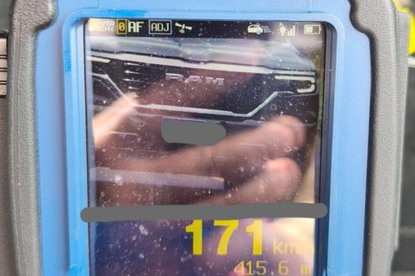Motorista é flagrado a 171 km/h em ultrapassagem proibida na MGC-354; PM Rodoviária alerta para aumento de infrações