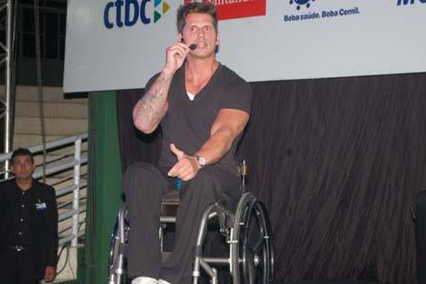 Ex-big brother Fernando passa mal no COMINE e palestra termina no meio