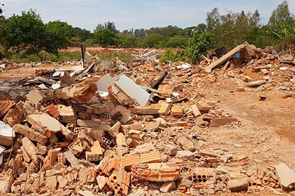 Casas construídas em áreas de invasão no Bairro Jardim Paulistano começam a ser demolidas