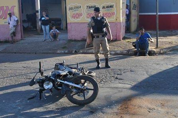 Motorista avança parada e provoca mais um acidente com motociclista na cidade