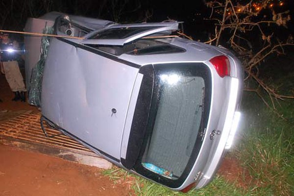 Carro quase cai com motorista em ribanceira de 50 m após capotamento na Fátima Porto