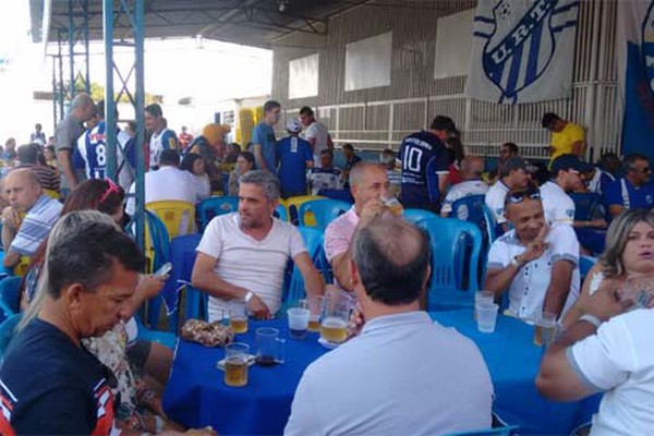 Torcedores se reúnem no Zama Maciel para comemorar o aniversário de 77 anos da URT