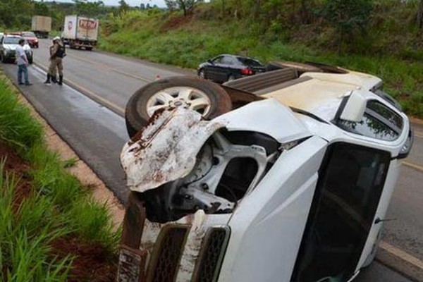 Motorista de Arapuá tomba veículo na BR 354 próximo a ponte do Córrego Fundo no município de Lagoa Formosa