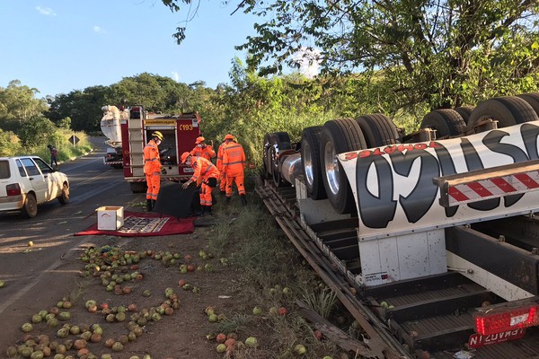 Caminhão carregado de tomate capota na MGC 354 e, motorista morre preso às ferragens