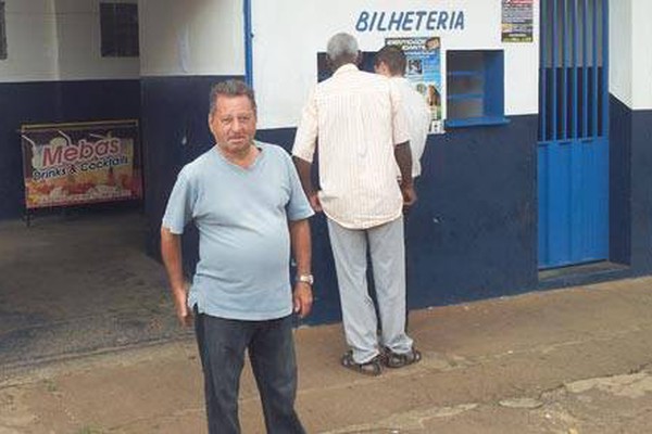 Torcedores fazem fila para trocar e comprar ingressos para o clássico de domingo