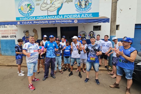 Torcedores da URT protestam em frente ao Estádio Zama Maciel e pedem a saída da diretoria