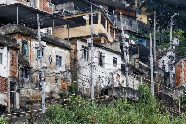 Quase 20% da população de favelas vivem em vias onde não passam carros