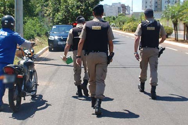 Aposentada tenta conversão quando testava carro para compra e atinge motociclista