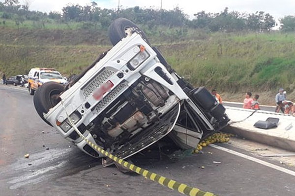 Motorista morre preso às ferragens após caminhão carregado com laranja tombar na BR146 