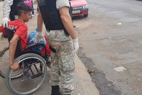 Cadeirante de 21 anos é preso com droga e duas armas após ameaçar a avó em Patos de Minas 