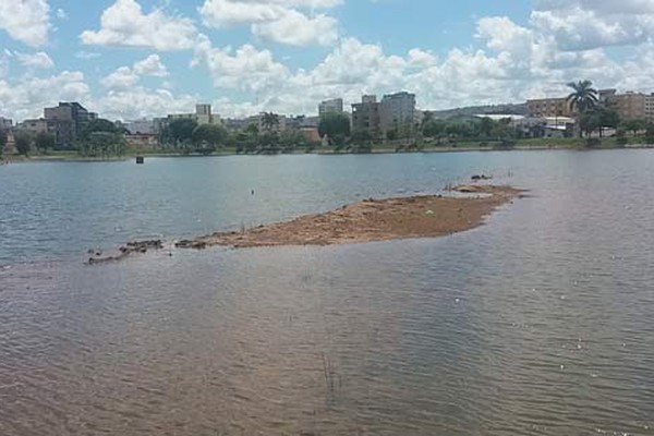 Espelho d’água da Lagoa Grande baixa cerca de um metro e blocos de terra começam a surgir