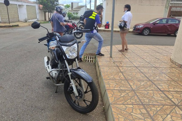 Motociclista é arremessado por cima de carro após avanço de parada em mais um acidente