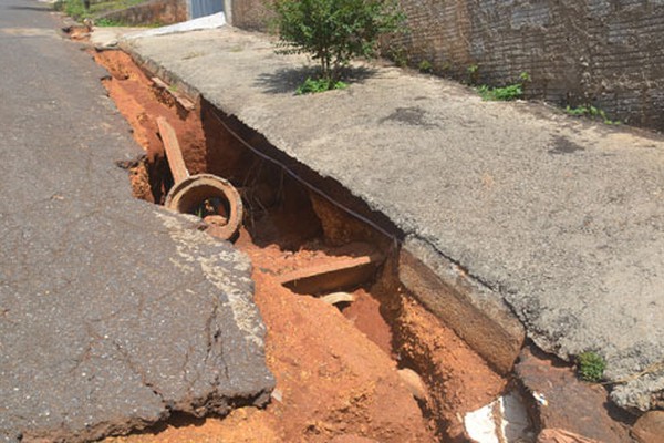 Moradoras reclamam de buracos, mato alto, bichos peçonhentos e pedem providências da Prefeitura