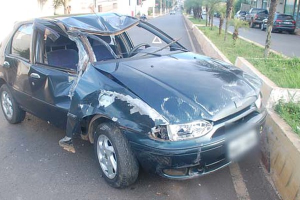 Motorista fica ferido após carro capotar e sair se arrastando por canteiro da Major Gote