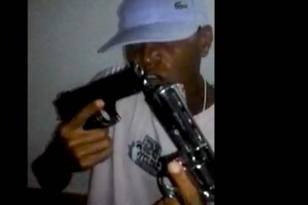 Homem ostenta armas em vídeo e faz ameaças a grupos rivais de Patos de Minas