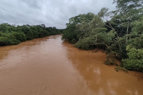 Rio Paranaíba ultrapassa a marca de 7.50 metros acima do normal e começa a transbordar