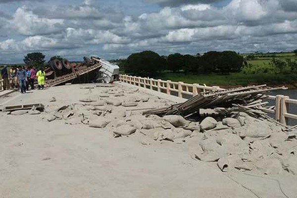 Caminhão tomba em cima da ponte sobre o rio São Marcos em Paracatu