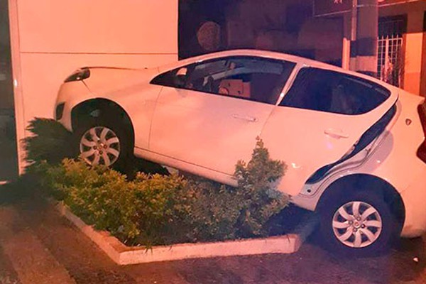 Condutora não consegue fazer curva na rua Major Gote e para em jardim de agência bancária