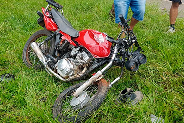 Garoto de 17 anos em moto fica ferido ao ser atingido por pick up na Avenida JK