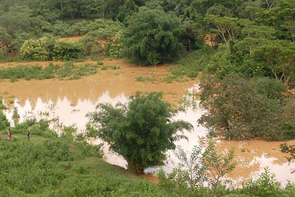 Rio Paranaíba passa dos 8 metros e já começa a transbordar em Patos de Minas