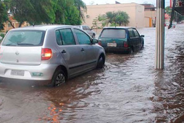 Após 2 abaixo-assinados, moradores cobram apoio para resolver alagamento em Patos de Minas