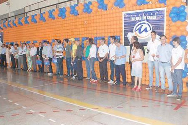 Trilhas do Saber do UNIPAM entrega 1200 kits escolares para alunos carentes