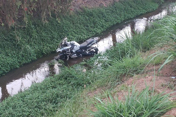 Condutor perde o controle em curva da avenida Fátima Porto e moto de 1.200cc vai parar dentro do Córrego