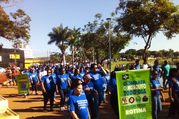 Caminhada ecológica reúne centenas de pessoas na orla da Lagoa Grande em Patos de Minas