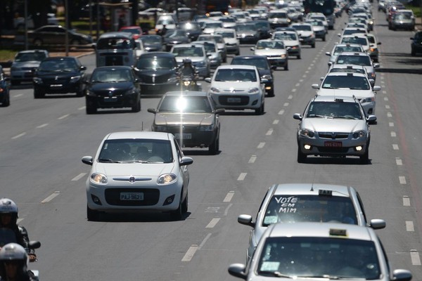 MP libera R$ 10,9 bi para auxílios a caminhoneiros e taxistas