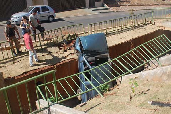 Carro desgovernado vai parar dentro de córrego após andar sozinho por cerca de 100 metros