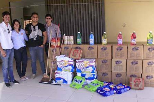 Evento reúne amigos e arrecada produtos para ajudar a Casa da Acolhida