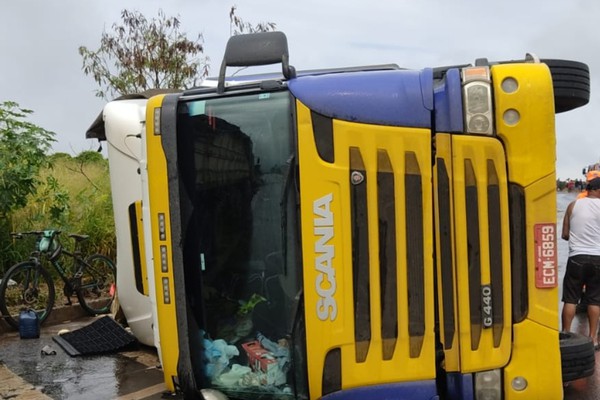 Caminhão que transportava iogurte tomba na BR 146 e motorista sai ileso