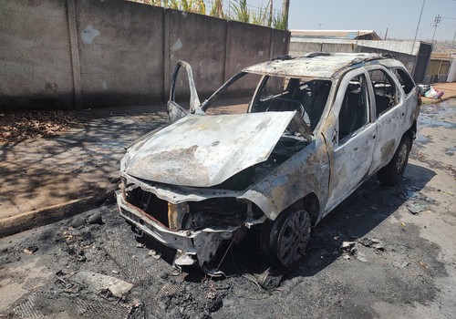 Carro pega fogo após condutora tentar partida e fica destruído no bairro Vila Garcia