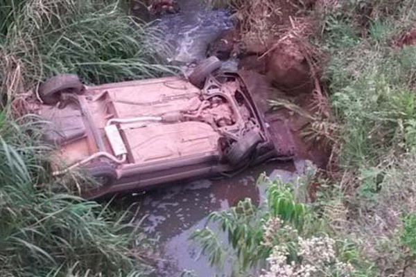 Veículo cai de perigosa ponte em curva na LMG-764 próximo a São Gotardo