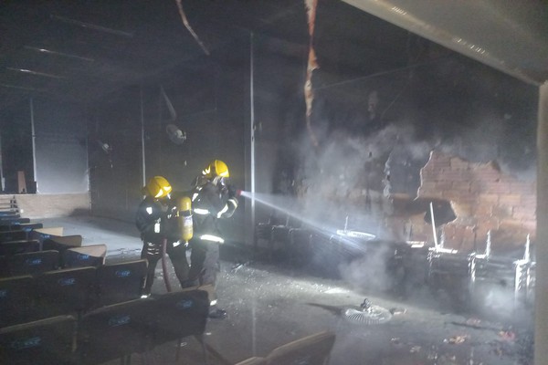 Incêndio em igreja evangélica durante a madrugada mobiliza bombeiros, em Patrocínio