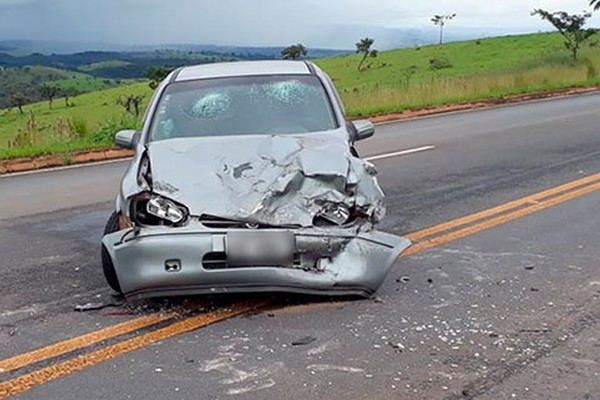 Condutor perde controle após curva na BR146 e bate em caminhonete em Serra do Salitre