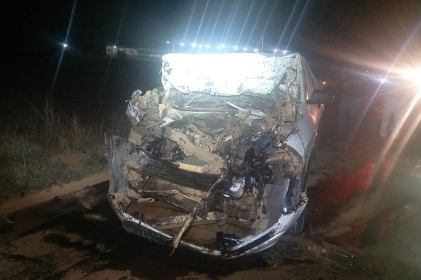 Motorista de pick up fica ferido ao atingir violentamente traseira de caminhão na MG 410