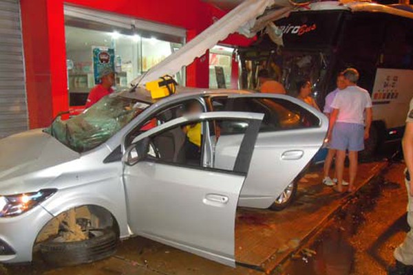 Grave acidente no centro da cidade entre ônibus de estudantes e carro deixa vários feridos