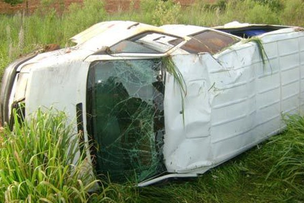 Carro invade a contramão, bate em Van da UFV e 6 pessoas acabam feridas