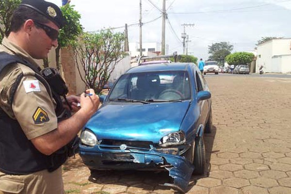 Motorista não percebe moto e mulher fica gravemente ferida em acidente no Cônego Getúlio