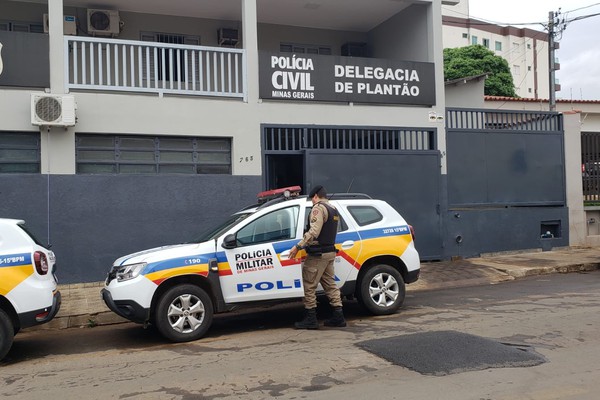 Mulher é flagrada enforcando a própria mãe na rua e acaba presa com faca na cintura em Patos de Minas